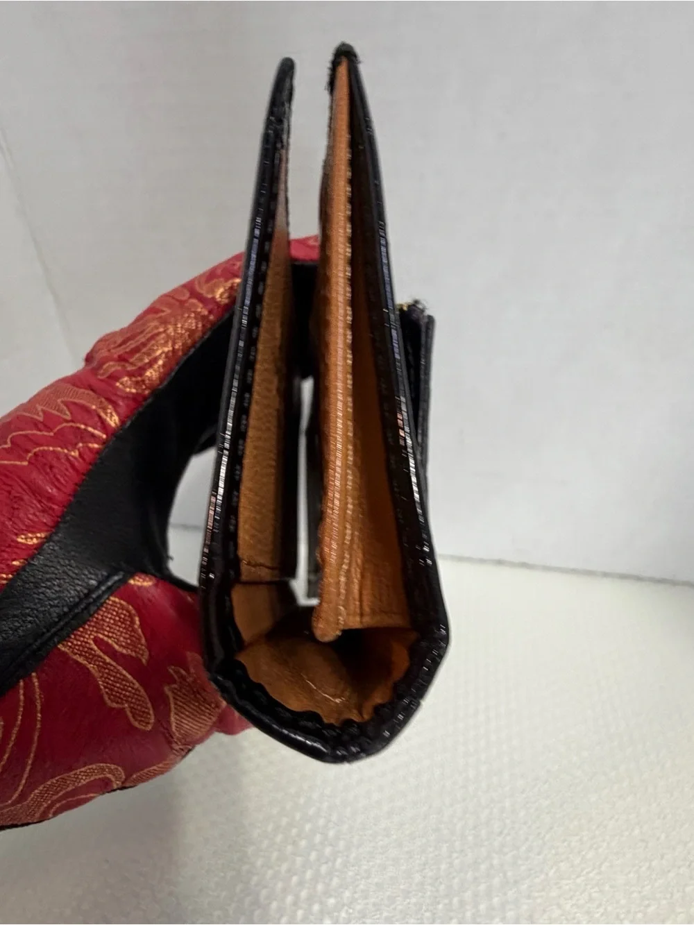 Black Croc-Embossed Women's Wallet - Classic Everyday Style